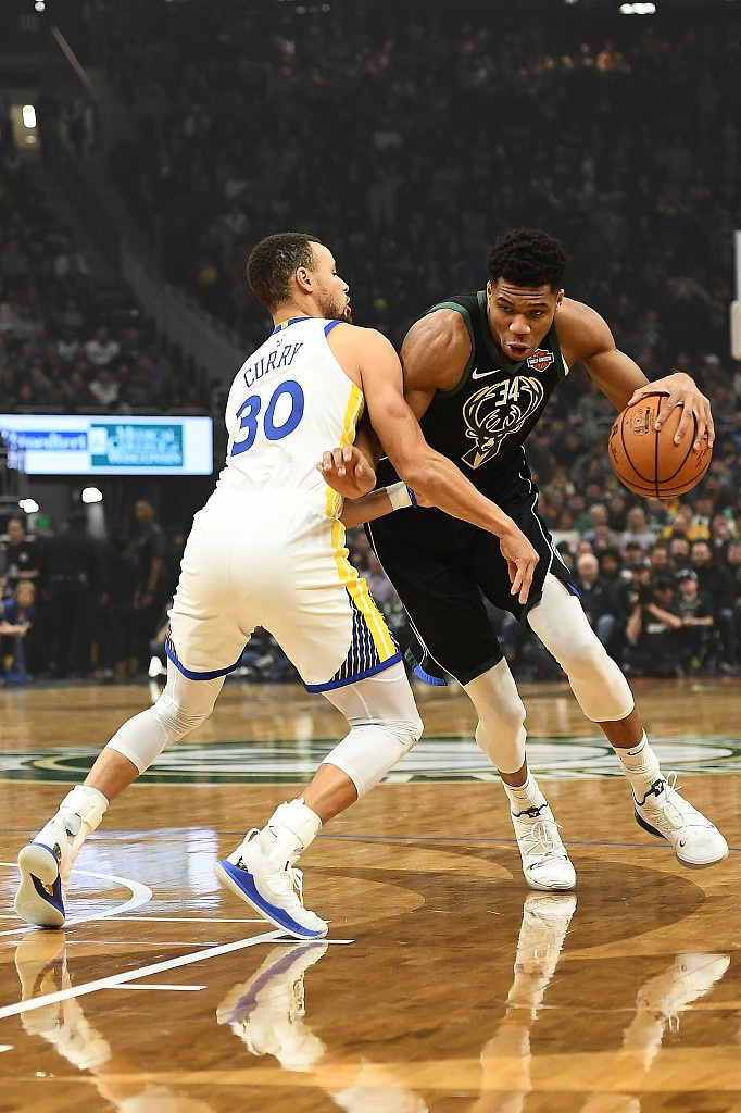 开云下载-占据上风！库里生涯和字母哥交手16次 总战绩11胜5负