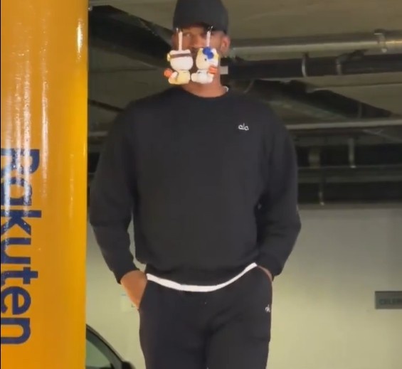 别人看不懂的时尚！巴特勒到场整活儿 帽子上挂了两个玩偶？